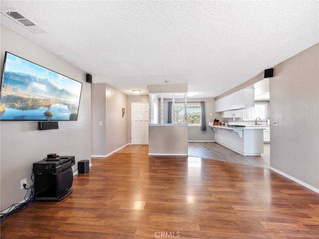 https://media.crmls.org/medias/cef05f07-7704-4193-8be2-3f2114227dcc.jpg?preset=X-Large