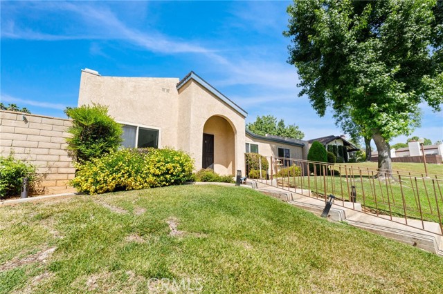 1024 Ardmore Circle, Redlands CA: https://media.crmls.org/medias/cef071bc-fa68-44f7-a108-c506e16cf3a2.jpg