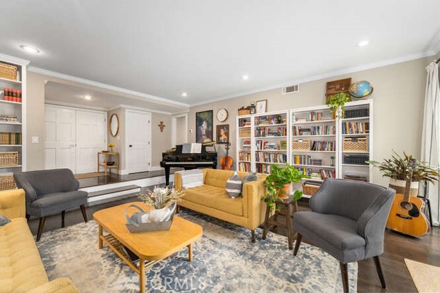 3650 Claremore Avenue, Long Beach CA: https://media.crmls.org/medias/cef515cb-bdca-47fd-887a-1795dd3f628a.jpg