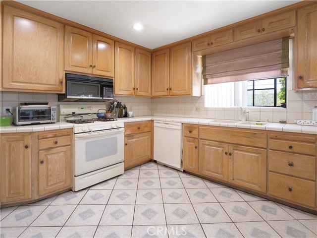 1569 W 218th Street, Torrance CA: https://media.crmls.org/medias/cef53f83-848c-4ed7-ac23-9cc47c5077bd.jpg