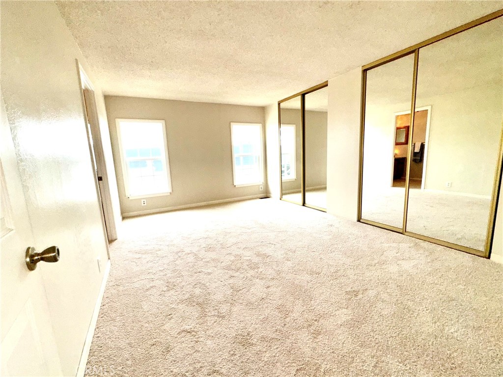https://media.crmls.org/medias/cefaaa00-aecf-4178-9f0a-1e5d52064ddc.jpg?preset=X-Large