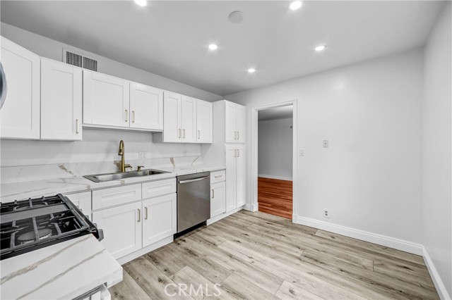 Detail Gallery Image 12 of 29 For 9637 via Rimini #121,  Burbank,  CA 91504 - 3 Beds | 3 Baths