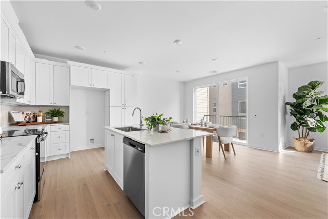 Detail Gallery Image 3 of 25 For 9423 1/2 N Sepulveda Blvd. #3,  North Hills,  CA 91343 - 2 Beds | 2/1 Baths