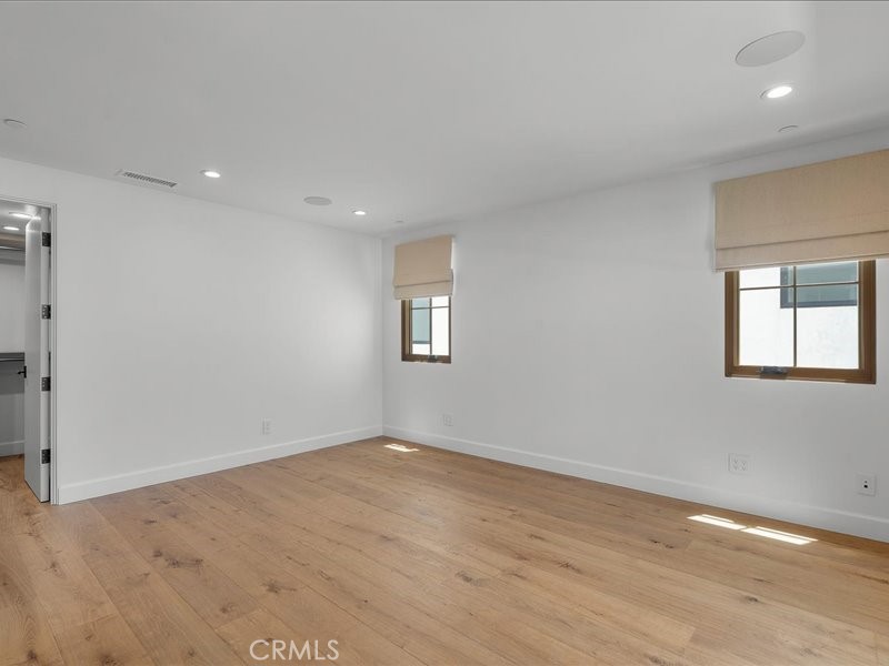 https://media.crmls.org/medias/ceff29a9-9e9c-4440-ad40-f13e8f3bf0cd.jpg?preset=X-Large