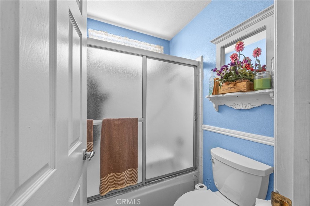 https://media.crmls.org/medias/ceff82bc-4917-4510-a129-1a474e1d5999.jpg?preset=X-Large