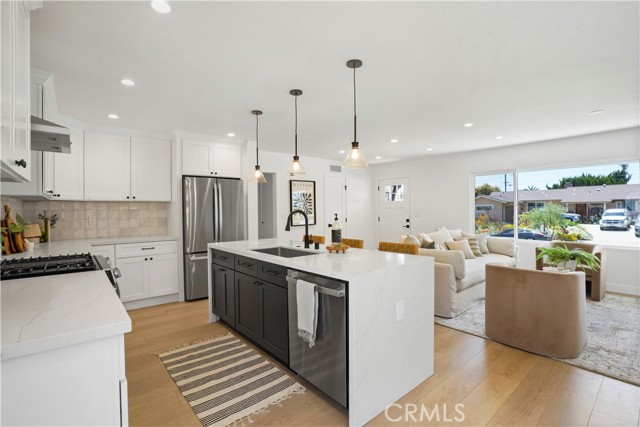 270 Fairfax Avenue, Ventura CA: https://media.crmls.org/medias/ceffa5b7-c58f-4904-b63f-248cf6b828c3.jpg