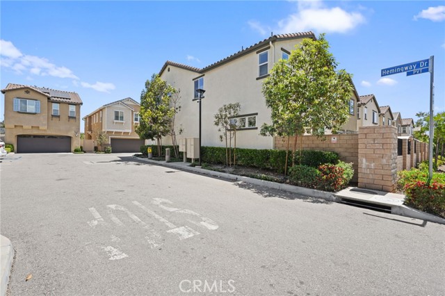Detail Gallery Image 4 of 42 For 12827 W Hemingway Dr, San Fernando,  CA 91340 - 4 Beds | 2/1 Baths