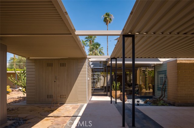 1950 E Desert Palms Drive, Palm Springs CA: https://media.crmls.org/medias/cf00d45e-3dcd-468d-91f4-4ce4b9458030.jpg