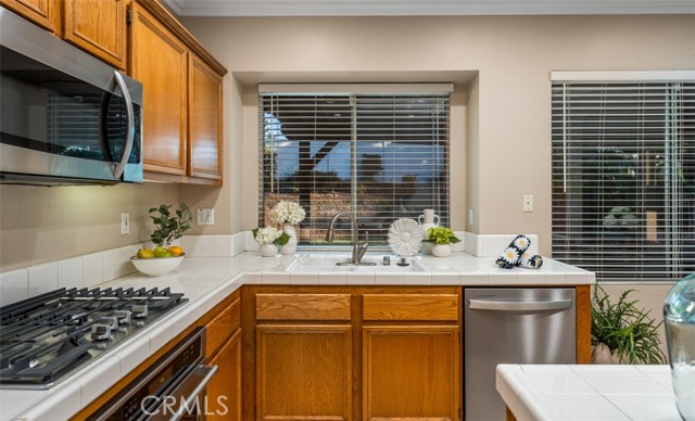 Detail Gallery Image 14 of 42 For 368 Redwing Cir, Corona,  CA 92882 - 5 Beds | 3 Baths