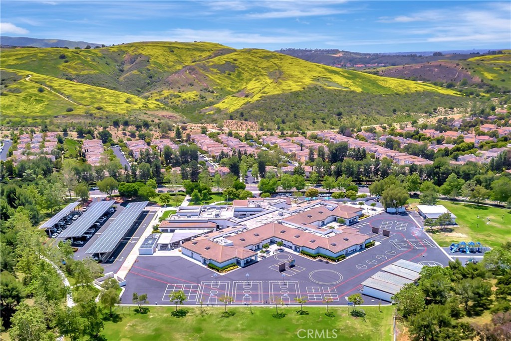 https://media.crmls.org/medias/cf0a14e8-72a3-4c10-beaf-61f70df4976d.jpg?preset=X-Large