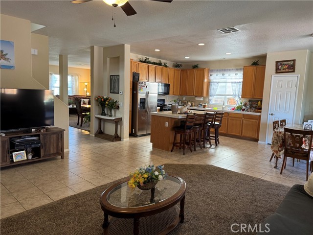 Detail Gallery Image 5 of 18 For 14751 Shetland Ct, Victorville,  CA 92394 - 4 Beds | 2/1 Baths