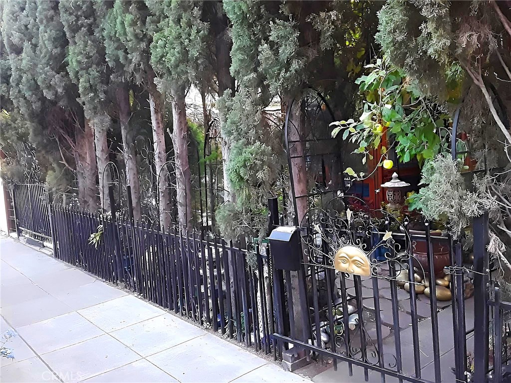 https://media.crmls.org/medias/cf105613-3a3f-460d-88ad-2b0f9281825a.jpg?preset=X-Large