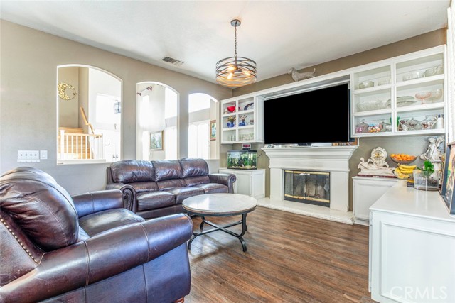 28741 Park Woodland Place, Saugus CA: https://media.crmls.org/medias/cf13e5d7-6796-4c94-9745-cf57aff53bf2.jpg
