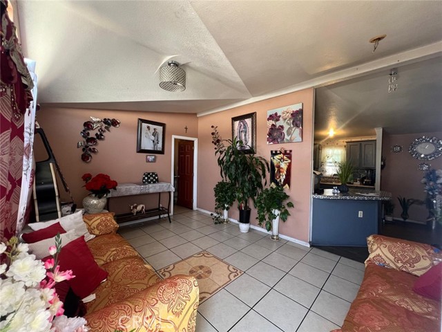 Detail Gallery Image 7 of 16 For 1241 N East St #136,  Anaheim,  CA 92805 - 4 Beds | 2 Baths