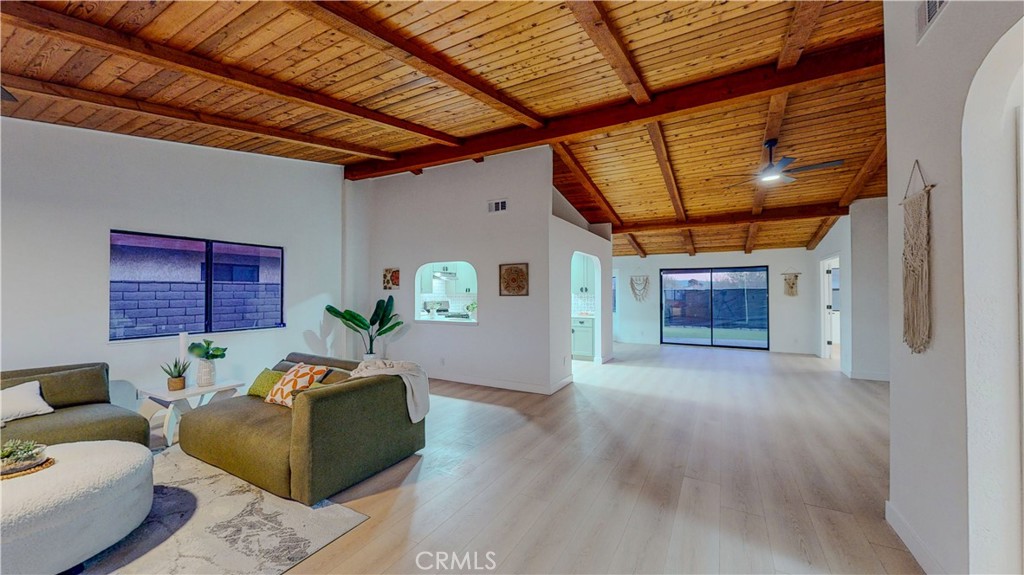 https://media.crmls.org/medias/cf159b9e-88f8-4254-b35d-e15af88f082d.jpg?preset=X-Large