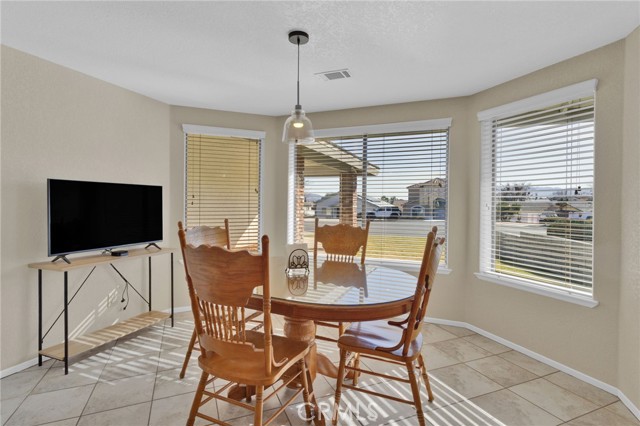 Detail Gallery Image 14 of 46 For 12790 Amberwood, Victorville,  CA 92395 - 3 Beds | 2 Baths