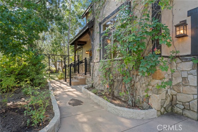 1034 Teakwood Drive, Lake Arrowhead CA: https://media.crmls.org/medias/cf187c7c-9112-4591-af42-45d28a013c34.jpg