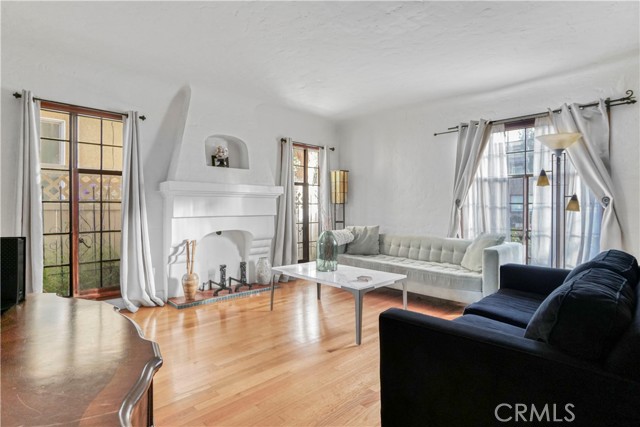 102 Bonito Avenue, Long Beach CA: https://media.crmls.org/medias/cf1f5a1a-59ff-4b71-84f7-f342ade79bd7.jpg
