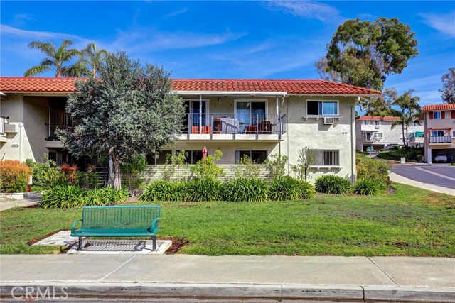 Detail Gallery Image 2 of 31 For 2327 via Mariposa West a,  Laguna Woods,  CA 92637 - 2 Beds | 2 Baths