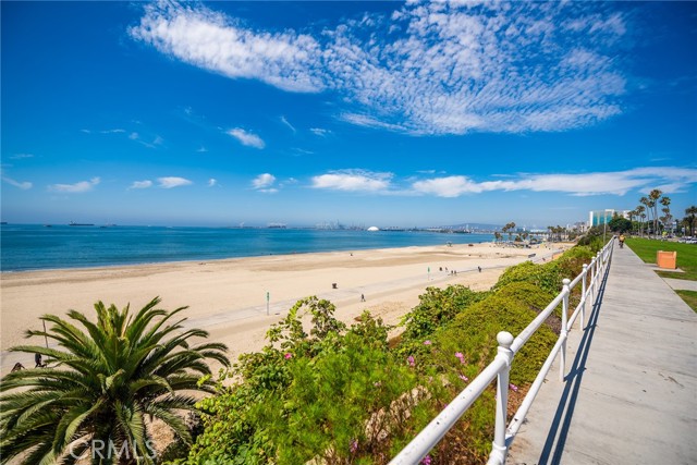 Detail Gallery Image 3 of 33 For 2772 2a E 2nd St #A2,  Long Beach,  CA 90803 - 2 Beds | 2 Baths