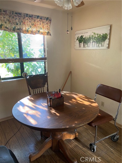 Everyday eating area in kitchen.