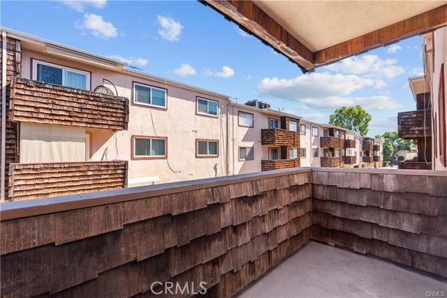 Image 27 of 28 For 5349 Newcastle Avenue 18