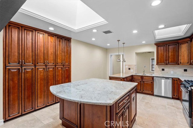 Detail Gallery Image 14 of 31 For 8471 Bedford Motor, Corona,  CA 92883 - 4 Beds | 4 Baths