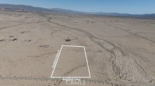 4453 Bagdad Highway, 29 Palms CA: https://media.crmls.org/medias/cf2fd15c-7876-4fcc-b71e-e04c93aa3f18.jpg