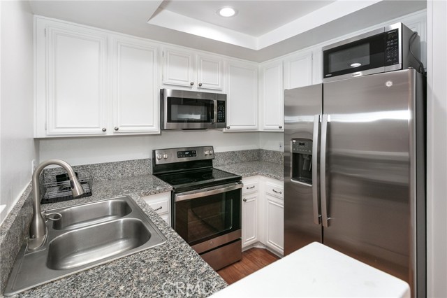 Detail Gallery Image 3 of 20 For 22100 Burbank Bld 106a,  Woodland Hills,  CA 91367 - 2 Beds | 2 Baths