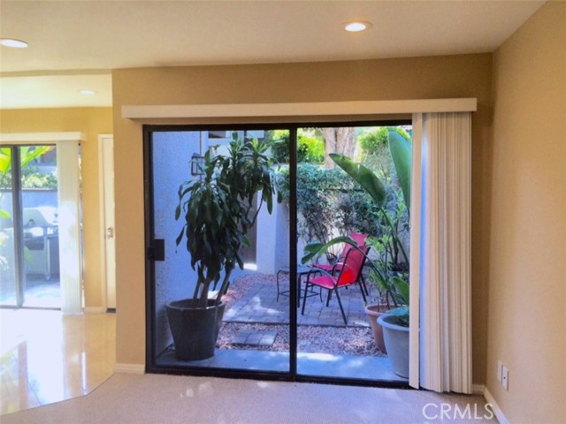 Detail Gallery Image 2 of 22 For 5800 Owensmouth Ave #26,  Woodland Hills,  CA 91367 - 3 Beds | 2 Baths