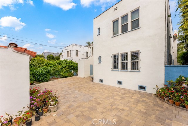1119 S S Crescent Heights Boulevard, Los Angeles CA: https://media.crmls.org/medias/cf370648-d933-4c66-b8cc-660b6642338f.jpg