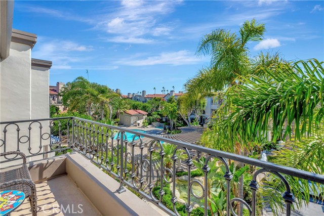 19325 Peachtree Lane, Huntington Beach CA: https://media.crmls.org/medias/cf3759bf-5a53-4a9d-bf17-909f0d3cb531.jpg