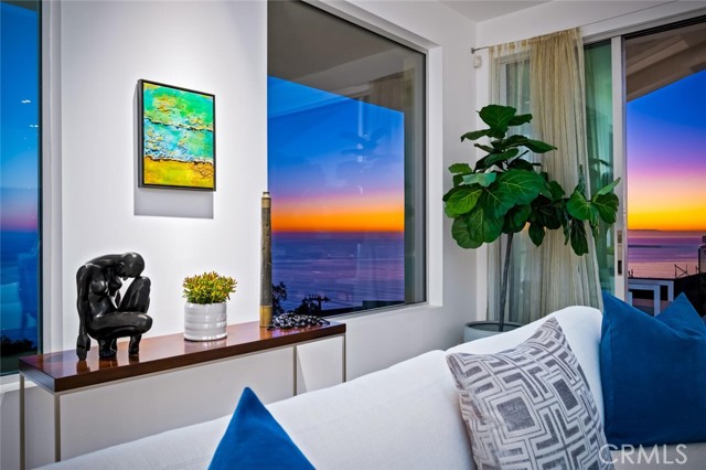 Detail Gallery Image 12 of 45 For 2300 Crestview, Laguna Beach,  CA 92651 - 4 Beds | 4/1 Baths