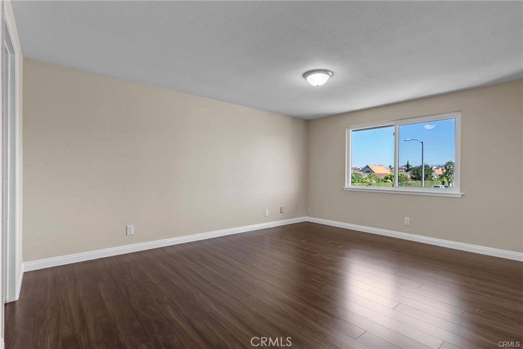 https://media.crmls.org/medias/cf3b84e1-9c5c-4a86-897d-79f3158c256f.jpg?preset=X-Large