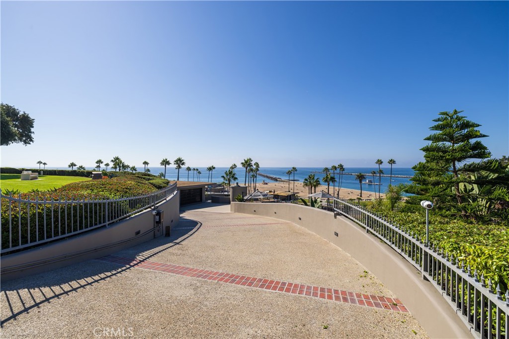 https://media.crmls.org/medias/cf3ee88d-d44f-416f-905e-de697774a46f.jpg?preset=X-Large