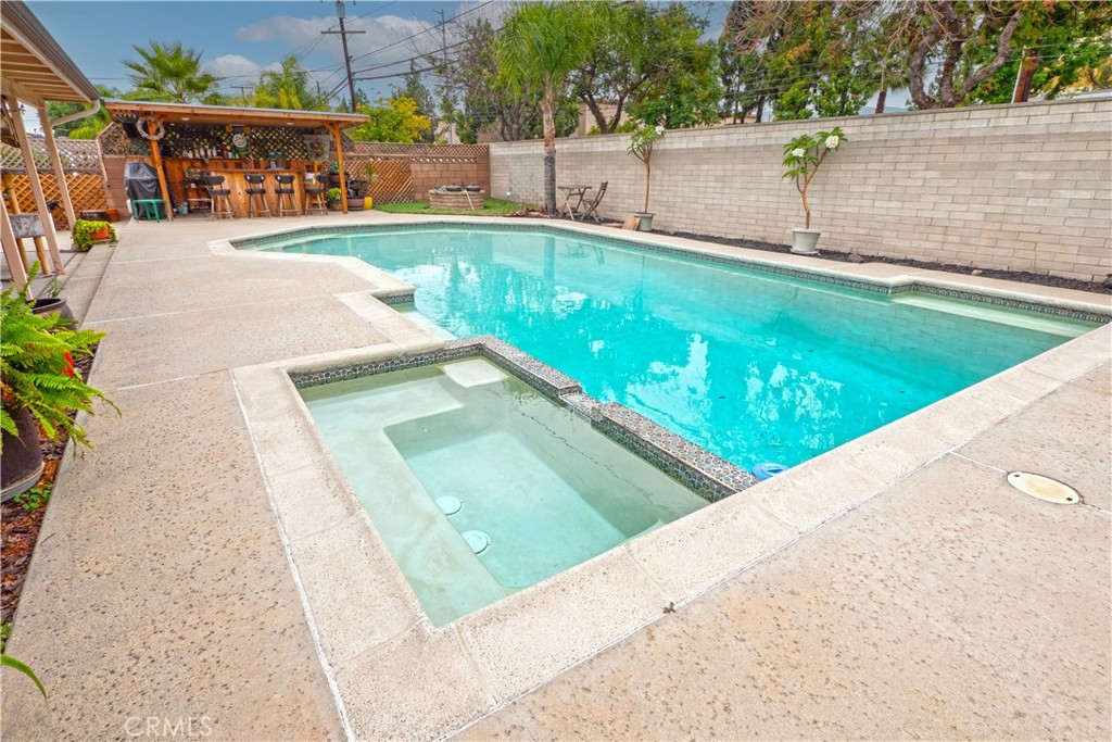 https://media.crmls.org/medias/cf41cc12-664e-41ed-b3ee-550df2cfcc72.jpg?preset=X-Large