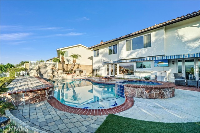 5215 E Rolling Hills Drive, Anaheim Hills CA: https://media.crmls.org/medias/cf42b615-fed4-4a85-824c-4d424dca2c21.jpg