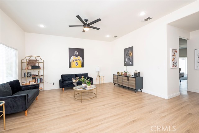 1586 W Mcwethy Street, Rialto CA: https://media.crmls.org/medias/cf436462-e9cc-42d0-895c-26a8ae092385.jpg