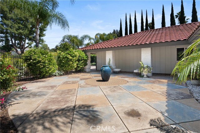 6065 Saint Augustine Drive, Riverside CA: https://media.crmls.org/medias/cf440ed3-ee1e-49e3-8066-3c3e51be5399.jpg
