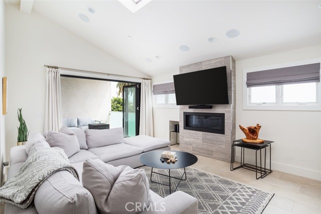 415 1/2 Marguerite Avenue, Corona del Mar CA: https://media.crmls.org/medias/cf447947-7093-4e67-b5c5-b0acedc289c3.jpg