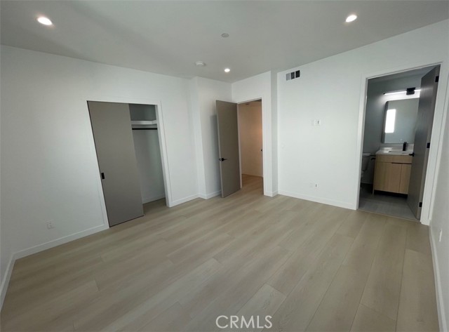 Detail Gallery Image 8 of 11 For 611 W 41st Pl #1/2,  Los Angeles,  CA 90037 - 3 Beds | 3 Baths