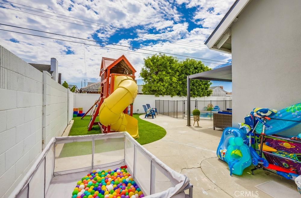 https://media.crmls.org/medias/cf466e30-3170-43f2-978e-371687d7b2a0.jpg?preset=X-Large