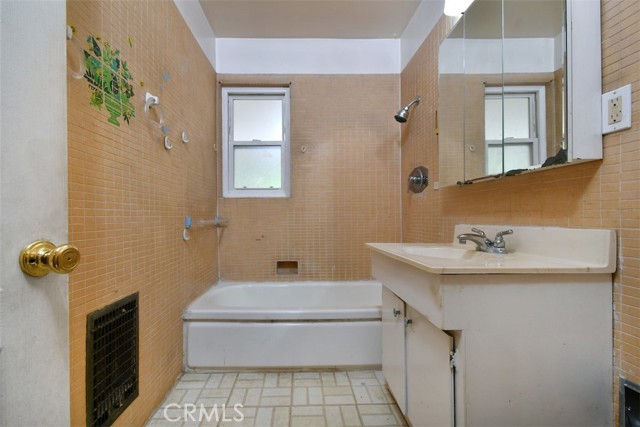 631 N Evergreen Street, Burbank CA: https://media.crmls.org/medias/cf494faf-0c1d-40d9-8674-3b0c025b9ab1.jpg