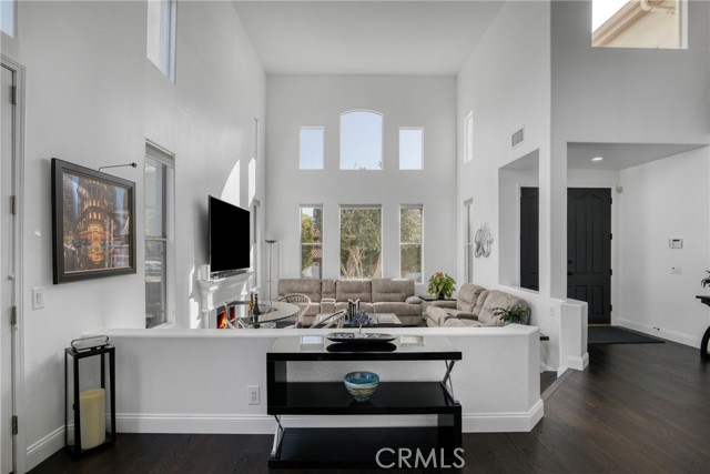 Detail Gallery Image 5 of 44 For 7439 Dorie Dr, West Hills,  CA 91307 - 5 Beds | 5 Baths