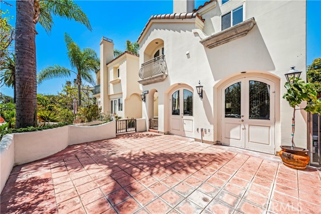 703 Marguerite Avenue, Corona del Mar CA: https://media.crmls.org/medias/cf4c1f6f-49e2-4b52-824d-44e657dbb502.jpg