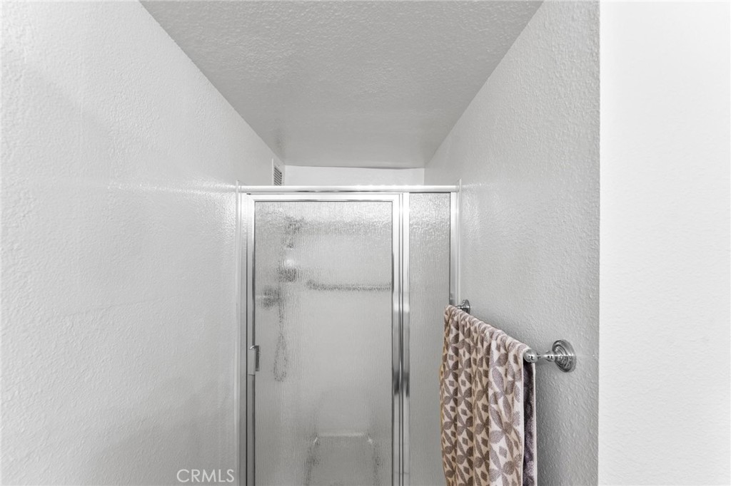 https://media.crmls.org/medias/cf54be8b-9889-498a-8168-dde19ba109cf.jpg?preset=X-Large