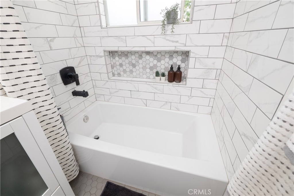 https://media.crmls.org/medias/cf54f91d-903a-4648-94a6-04b399690270.jpg?preset=X-Large