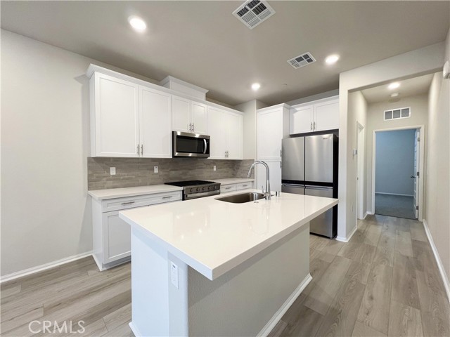 Detail Gallery Image 3 of 20 For 223 Aurora Ln, Pomona,  CA 91767 - 3 Beds | 3 Baths