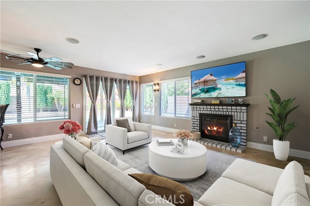 1841 Creekside Drive, Hemet CA: https://media.crmls.org/medias/cf565934-bc04-4ef0-a52c-3b679259d587.jpg