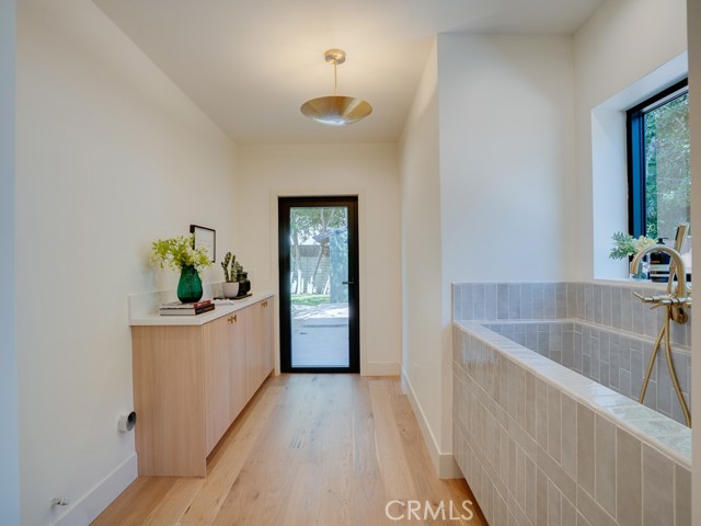 Detail Gallery Image 21 of 68 For 11911 Hartsook, Valley Village,  CA 91607 - 5 Beds | 4 Baths